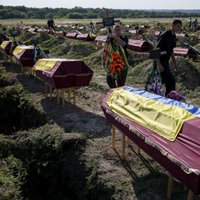 Ukrainā gadu pēc nāves apglabāti 57 neidentificēti karavīri
