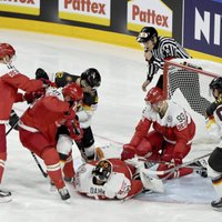 Dānijas hokejisti aizraujošā duelī apbēdina mājinieci Vāciju