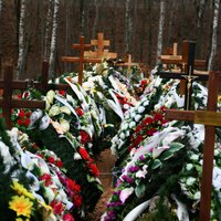 ФОТО. "Похороны, похороны, похороны": как сейчас выглядит коммунальное кладбище Даугавпилса