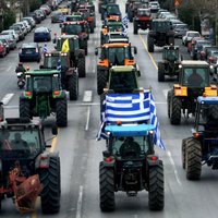 Grieķijā lauksaimnieki ar traktoriem bloķē valsts galveno šoseju