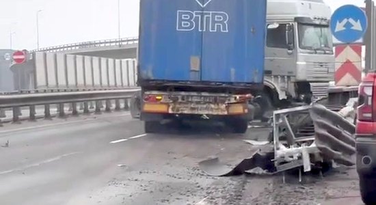 Video: Uz Dienvidu tilta avarējis kravas auto; satiksme bloķēta