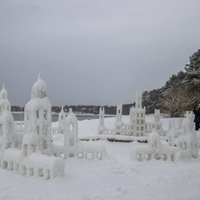 ФОТО. "Хотел сделать всем приятно". Таллиннец построил на пляже Таллина сказочный ледовый городок