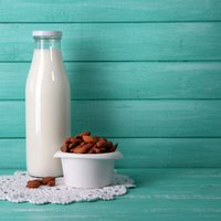 Kā mājās pagatavot mandeļu pienu un kur izmantot