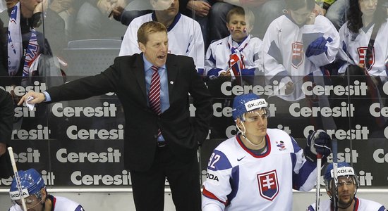 Pēc izgāšanās no amata atlaists Slovākijas izlases galvenais treneris Henlons