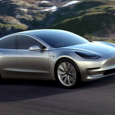 Rindā uz 'Tesla' vispieejamāko elektromobili pircējiem jāgaida vairāk nekā gads