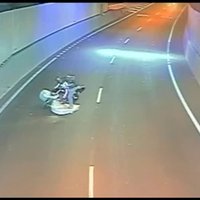 Video: Austrālijā motociklistam 80 km/h ātrumā uzkrīt virsū matracis