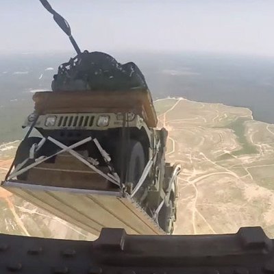 Video: Kā no militārās kravas lidmašīnas ārā met 'Humvee' apvidniekus