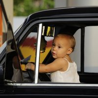 Audžutēvs reibumā māca savam mazgadīgajam puikam vadīt auto