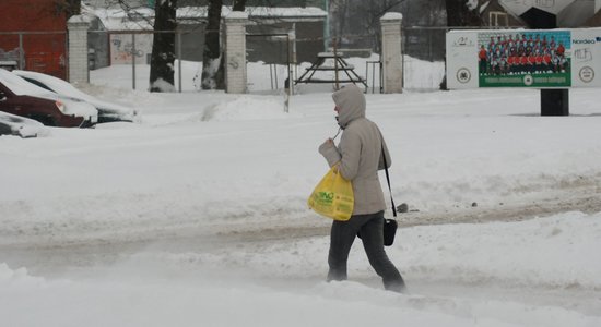 Sniega tīrīšanu Rīgā vērtē kā neapmierinošu; ielu uzturētājam piemēros līgumsodu