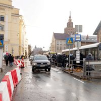 Gogoļa ielā Rīgā atrok bruģi; kultūras mantojuma sargi to atzīst par saglabājamu