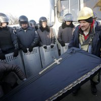 Украина: "автомайдан" привез к резиденции Януковича гроб