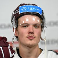 Latvijas uzbrucēju Balceru aizmaina no 'Sharks' uz 'Senators'