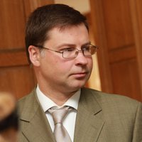 Darbaspēka nodokļu samazināšanas solījumus varētu pārskatīt, pieļauj Dombrovskis