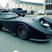 Video: Miljonu vērtais Betmena auto pa Rīgas ielām ierodas Ķīpsalā