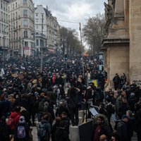 Francijā miljons cilvēku iziet ielās un protestē pret pensiju reformu