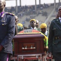 Foto: Zimbabvē pustukšā stadionā notikušas bijušā prezidenta Mugabes valsts bēres