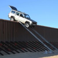 Meksikas kontrabandistu auto ‘uzkāries’ uz ASV robežas sētas