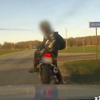 Video: Limbažu novadā motociklists traucies ar 187 km/h