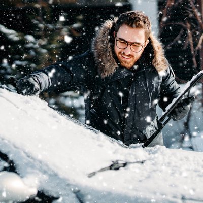 Eksperts: sniega notīrīšana no automašīnas pirms brauciena ir obligāta