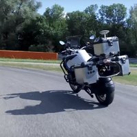 Video: BMW izstrādājis motocikla bezpilota sistēmu