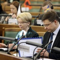 Mūrniece pikta par tehniskām ķibelēm Dombrovska runas laikā Saeimā