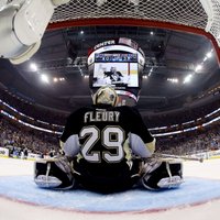 'Penguins' vārtsargs Flerī izcīna 300.uzvaru NHL un saņem zobgalīgus apsveikumus