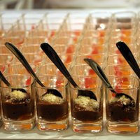 'Laima' starptautiskajā saldumu festivālā pārsteidz ar Raimonda Zommera šokolādes desertiem