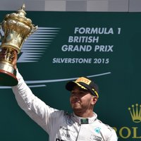 Hamiltons uzvar aizraujošā Lielbritānijas 'Grand Prix' izcīņā