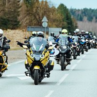 Foto: 100 motociklisti devušies braucienā par godu Latvijas valsts simtgadei