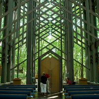 Neparasta un cēla stikla baznīca - Ērkšķukroņa kapela meža ielokā