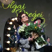 Foto: Ziedu klēpji un nerimstoši aplausi – vareni nosvinēta Olgas Dreģes 80. jubileja