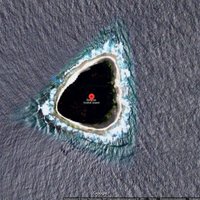 ФОТО. На картах Google нашли "черную дыру" посреди океана