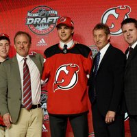 NHL draftā 'Devils' ar pirmo numuru izvēlas jauno talantu – šveicieti Hišeru