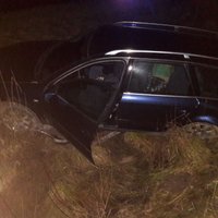 Avārija Koknesē: 'Audi' vadītājs grāvī ietriec automašīnu ar sievieti un bērnu