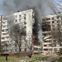 Video: Zaporižjā okupantu raķete trāpa pa daudzdzīvokļu ēku
