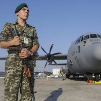 Ar palīdzību Ukrainas armijai Kijevā ieradusies milzīga Kanādas lidmašīna