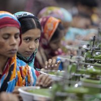 Pēc traģiskā negadījuma Bangladešā slēgtas 18 apģērbu rūpnīcas