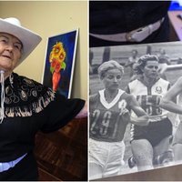 Sporta meistare vieglatlētikā Aina Alksne 92 gadu vecumā citām dāmām māca līnijdejas