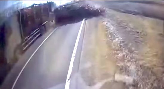 Video fiksēts brīdis ar baļķvedēja avāriju uz Daugavpils šosejas