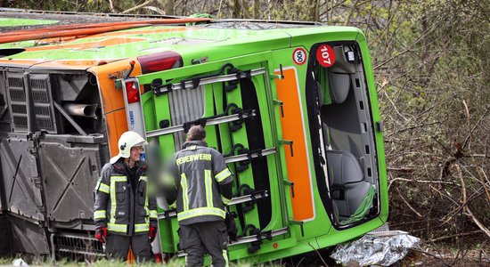 Autobusa avārijā Vācijā pieci bojāgājušie