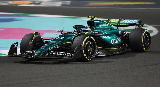 Verstapens un Alonso ātrākie Saūda Arābijas 'Grand Prix' pirmajos treniņbraucienos