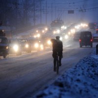 Rīgā uz ielām un tiltiem veidojas 'melnais ledus'; aicina autobraucējus uzmanīties