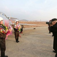 Foto: Kims Čenuns pats fotografē jaunas kara lidotājas