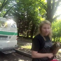 Rīgā policisti izglābj karstā automašīnā atstātu suni