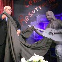 Pirmajā Kurta Kobeina dienā atklāta raudoša mūziķa statuja