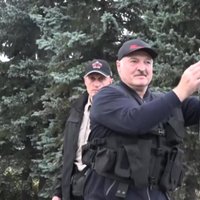 Foto: Lukašenko ar saīsināto kalašņikovu staigā pa Minsku