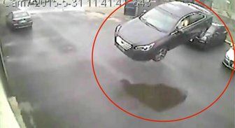 Video: Kanādā 'Subaru' gaisā nolido 10 metrus un ietriecas autoservisā