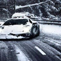Video: 'Lamborghini' spēj braukt arī dziļā sniegā