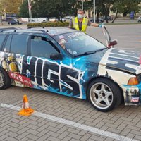 Foto: Policijas reidā Rīgā kārtējam drifta BMW atņem numurzīmes
