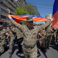 Protesti Armēnijā: pēc karavīru pievienošanās demonstrantiem Sargsjans atkāpjas